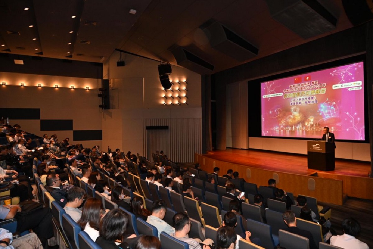 副数字政策专员（数据治理）麦之驹先生于「科技创新界国庆峰会」致辞。