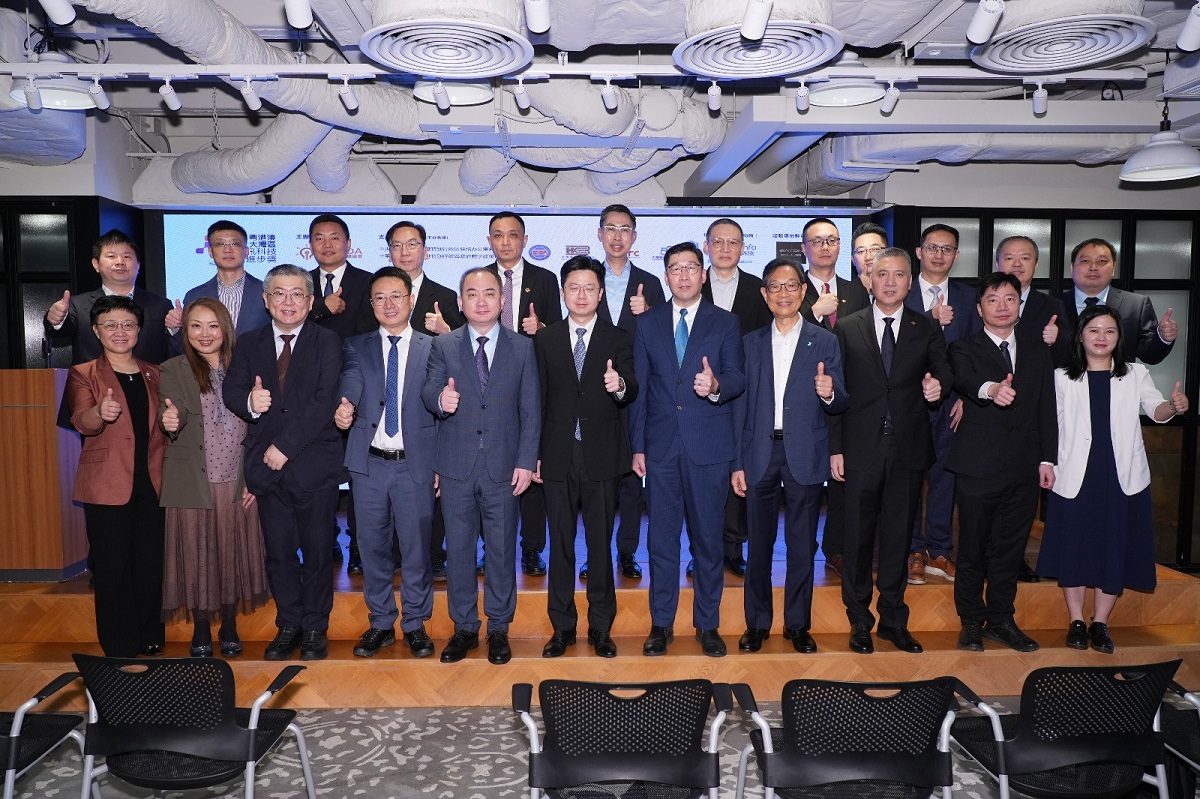 工業專員 葛明博士(左五)、中聯辦青年工作部處長 楊建處長(中)、副數字政策專員(數字基建)張宜偉先生(右五)、香港創科發展協會創會主席 陳迪源先生(左三)、香港創科發展協會主席 李煥明博士(左二)及其他嘉賓於「第四屆粵港澳大灣區資訊科技進步獎」頒獎典禮合照。