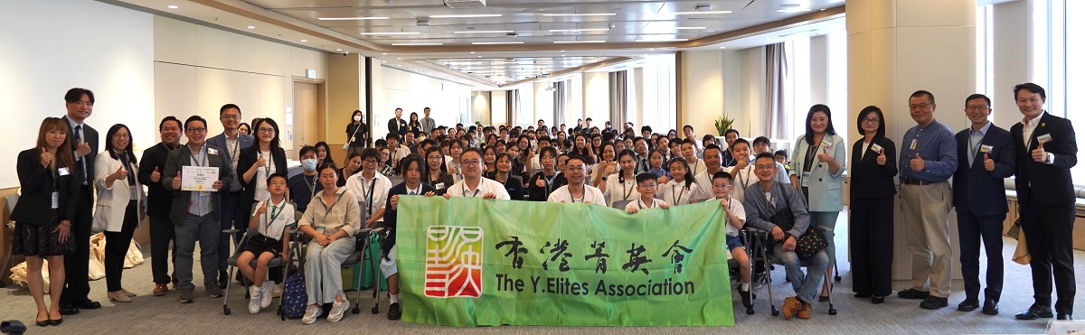 助理数字政策专员(共用服务及采购)关颖贤女士(第一排右四)于「『第一届区区有旅游AI艺术作品创作大赛』颁奖典礼」与一众嘉宾及参与者大合照。