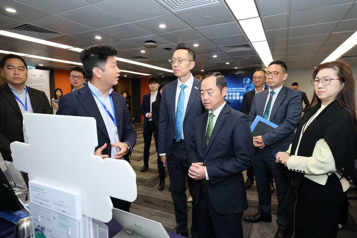 數字政策專員黃志光先生與嘉賓參觀網絡安全服務供應商的展覽攤位。