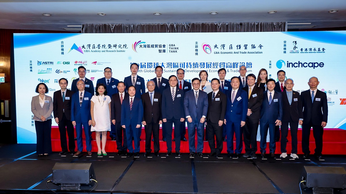 數字政策專員黃志光先生(前排左六)與其他嘉賓合照。