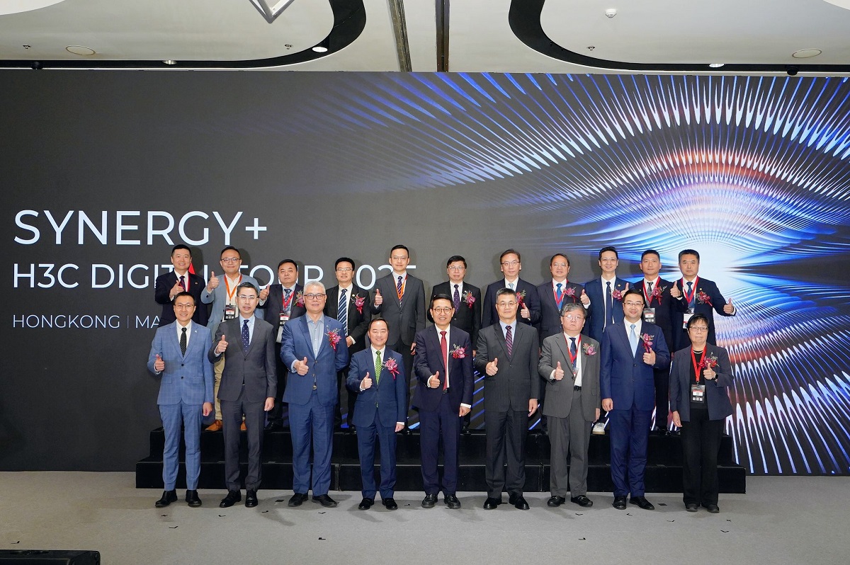 數字政策專員黃志光先生（前排左四）與新華三集團總裁兼首席執行官于英濤博士（前排中）、中央政府駐港聯絡辦信息中心副主任穆晨紅先生（前排右四）及其他嘉賓於「H3C Digital Tour 2025」合照。