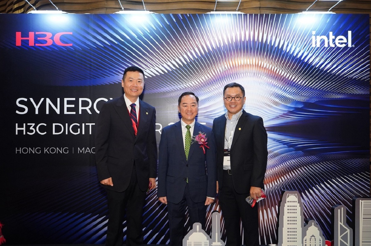 數字政策專員黃志光先生（中）與嘉賓於「H3C Digital Tour 2025」合照。