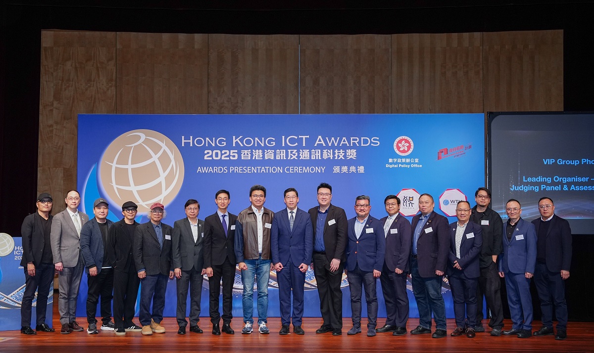 副數字政策專員（數字基建）張宜偉先生（右九）與嘉賓於「2025香港資訊及通訊科技獎：資訊科技初創企業獎及數碼娛樂獎頒獎典禮」合照。