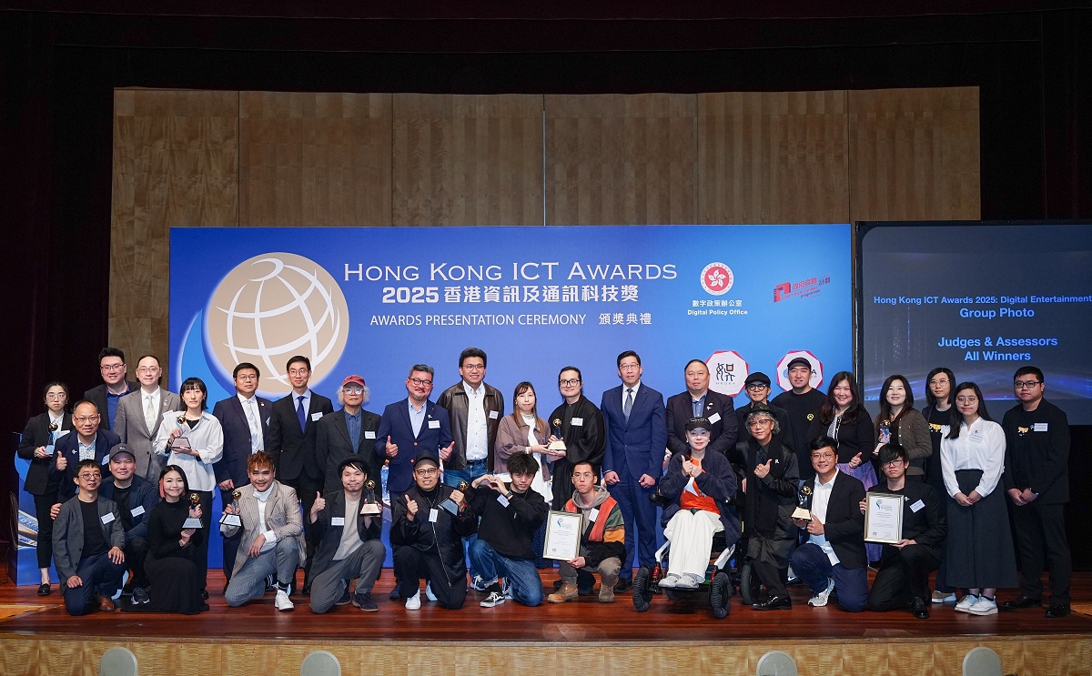 副數字政策專員（數字基建）張宜偉先生（後排右七）於「2025香港資訊及通訊科技獎：資訊科技初創企業獎及數碼娛樂獎頒獎典禮」與得獎者及獎項籌辦機構代表合照。
