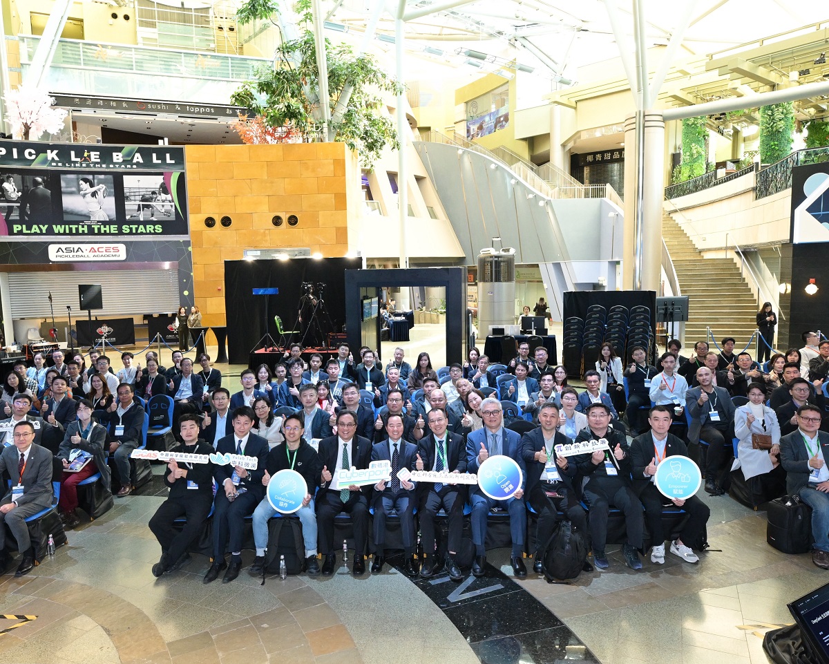 數字政策專員黃志光先生(第一排左五)與一眾嘉賓及參與者於「香港開源技術應用及生態發展論壇」台下大合照。