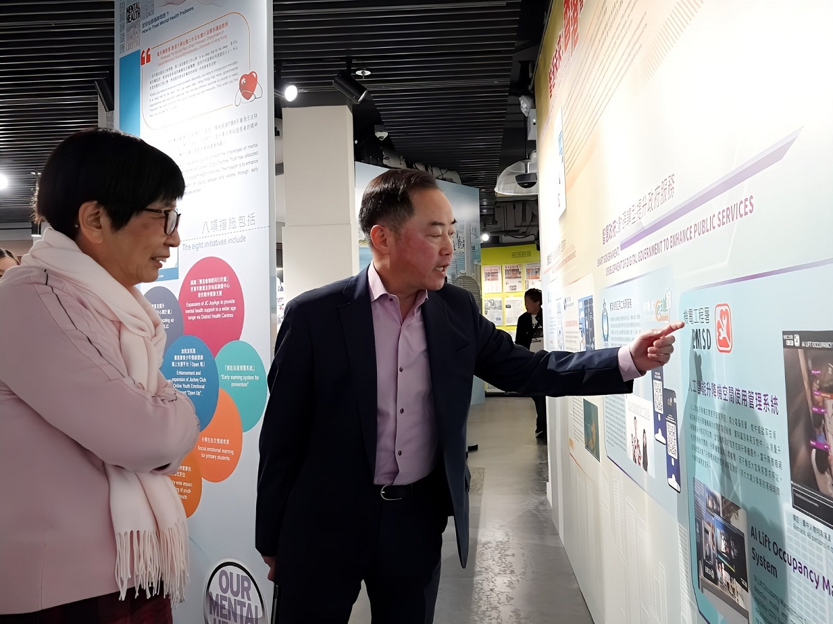 數字政策專員黃志光參觀香港新聞博覽館展覽。