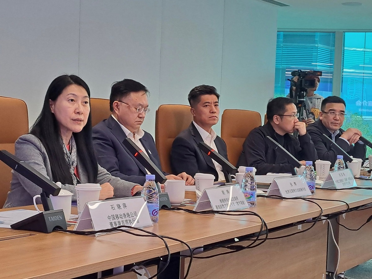 署理副數字政策專員（數字基建）胡曄（左一）於「2026年世界互聯網大會亞太峰會宣介會」致辭。