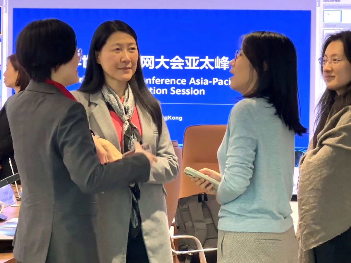 署理副數字政策專員（數字基建）胡曄（左二）於「2026年世界互聯網大會亞太峰會宣介會」與一眾嘉賓交流。