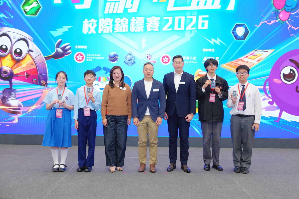 署理数字政策专员张宜伟(右三)、警务处处长周一鸣(中)、教育局常任秘书长陈颖韶(左三)与得奖选手合照。