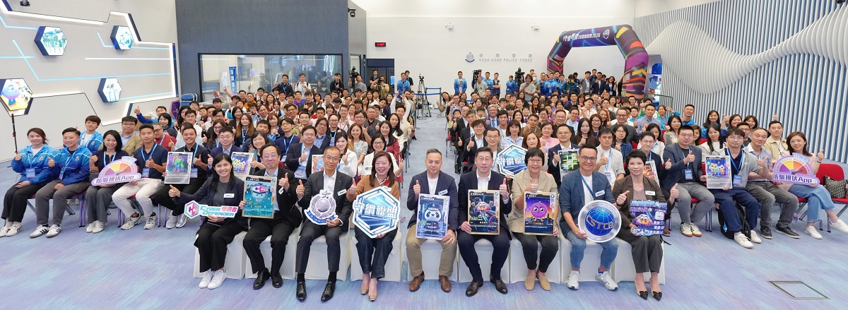 署理数字政策专员张宜伟(右四)、警务处处长周一鸣(中)、教育局常任秘书长陈颖韶(左四)与一众嘉宾及得奖者台下大合照。