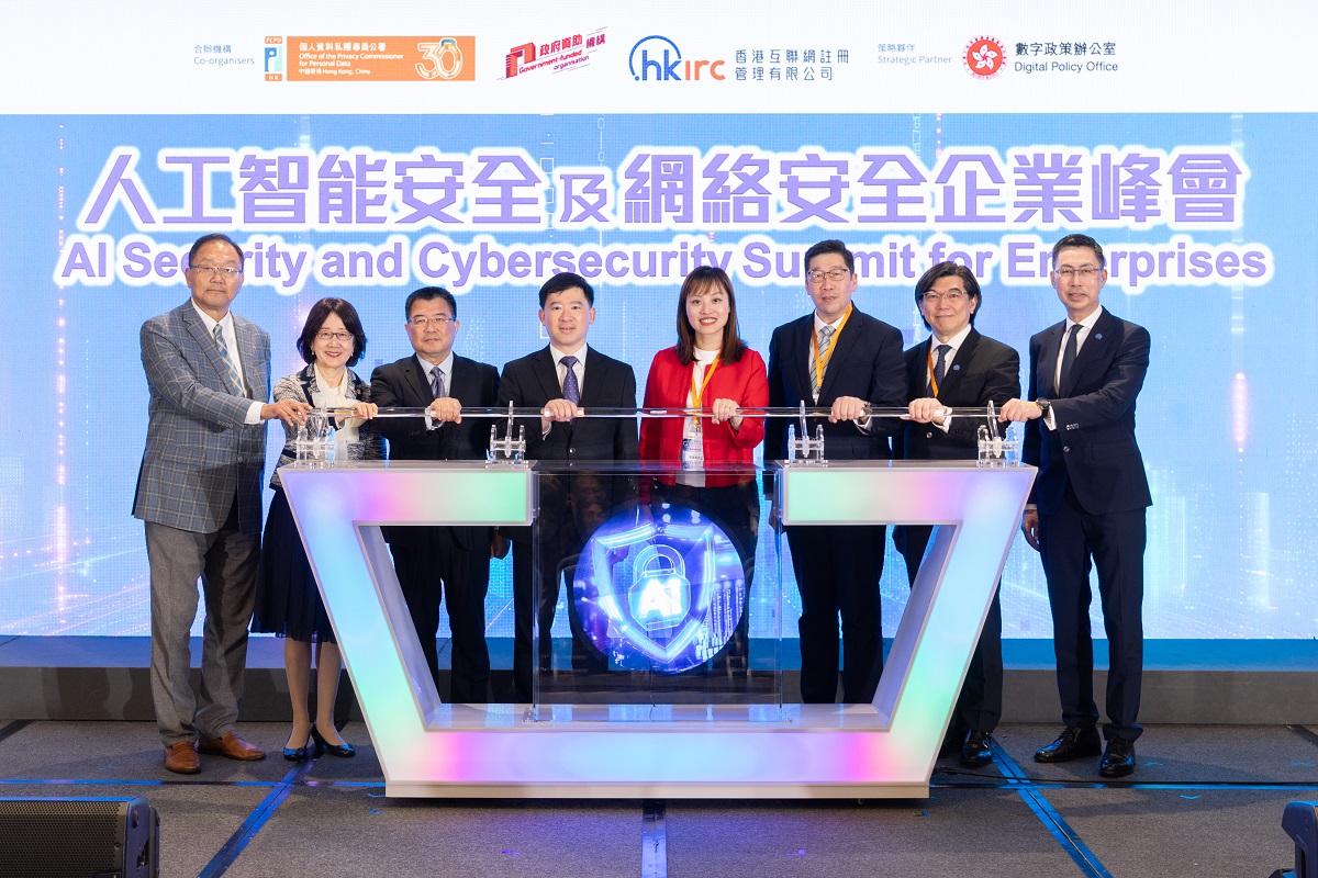 署理数字政策专员张宜伟（右三）、创新科技及工业局副局长张曼莉（右四）、政制及内地事务局副局长胡健民（左四）、中央人民政府驻香港特别行政区联络办公室信息中心二级巡视员周五湖（左三）与一众嘉宾主持开幕仪式。