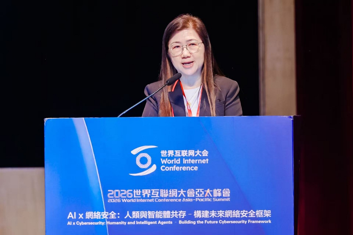 助理數字政策專員（項目管理及網絡安全）陳慧中於「AI x 網絡安全：『人類與智能體共存：構建未來網絡安全框架』主題沙龍」致辭。
