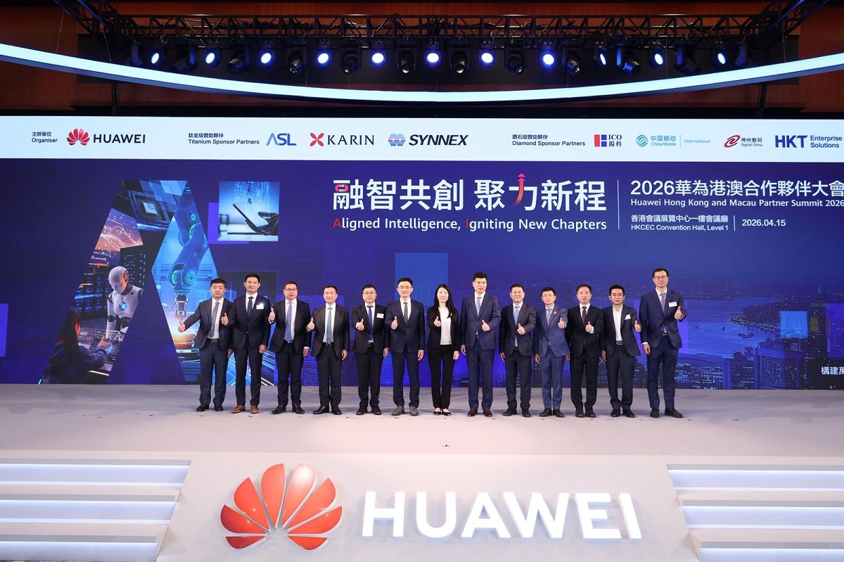 署理副數字政策專員（數字基建）胡曄（中）與主辦單位合照。