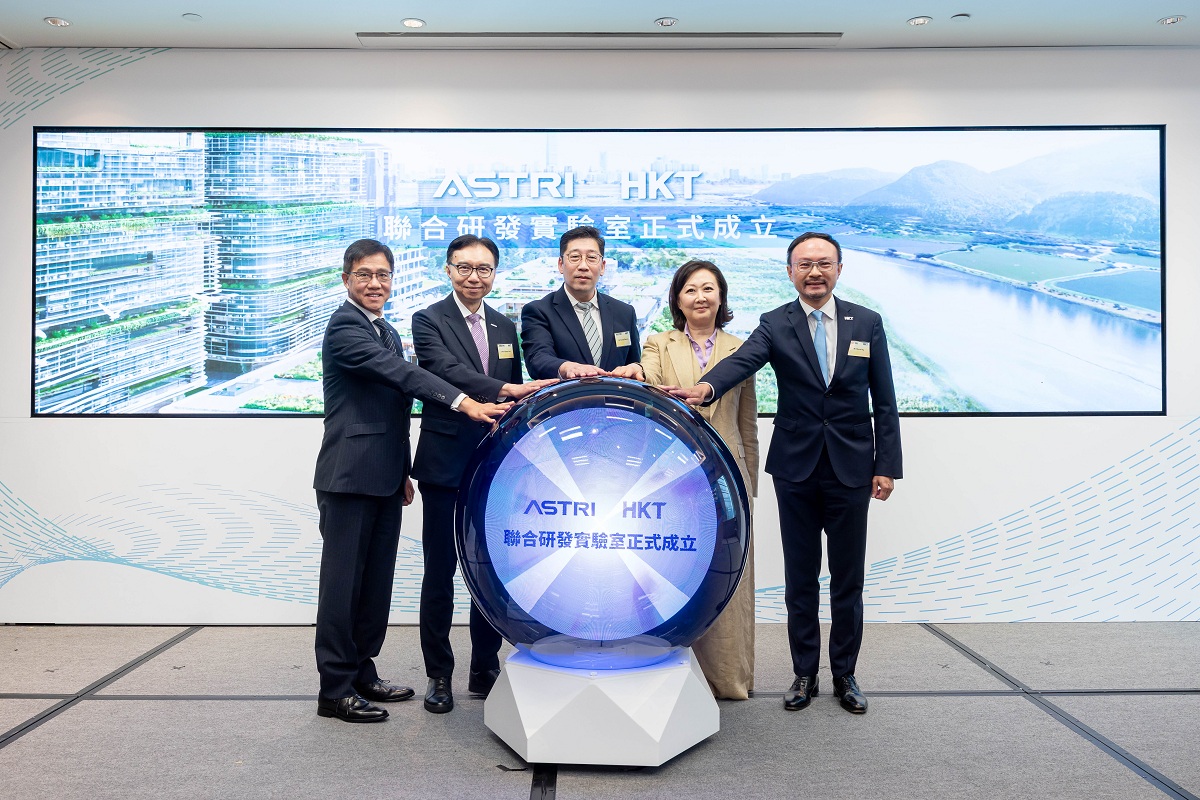 署理數字政策專員張宜偉（中）與主禮嘉賓主持亮燈儀式。