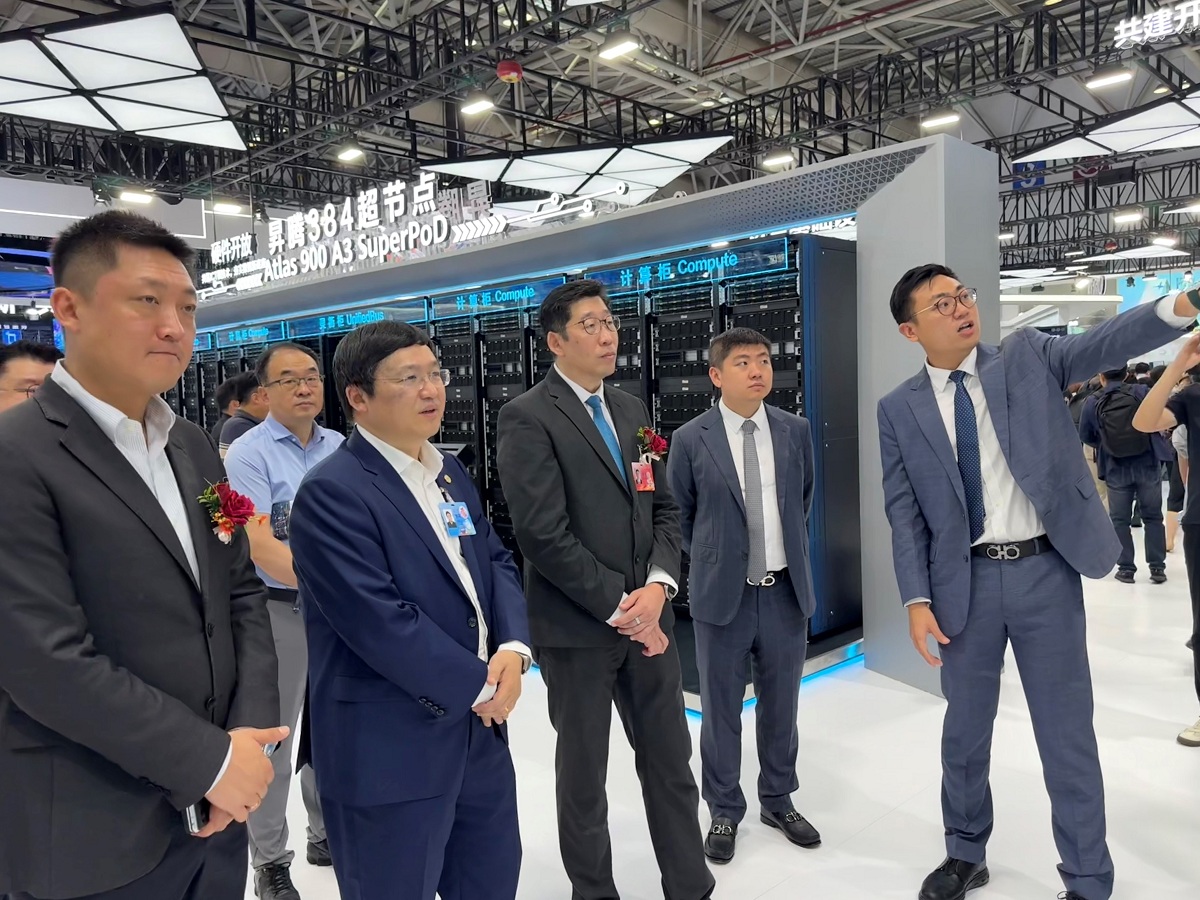 署理數字政策專員張宜偉參觀第九屆數字中國建設峰會內的華為展區。
