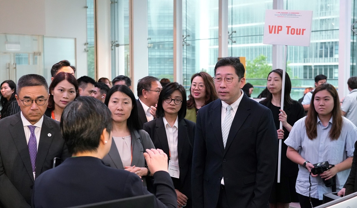 署理數字政策專員張宜偉（右二）和一眾嘉賓與業界代表交流。