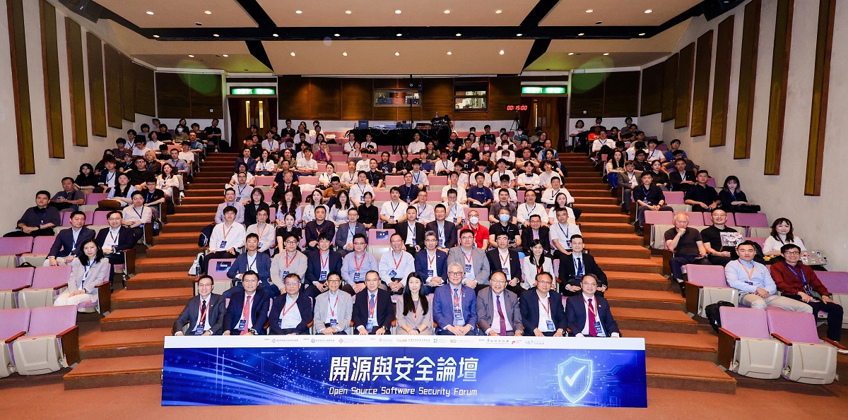 署理副数字政策专员(数字基建)胡晔(第一排右五)与中国科学院香港创新研究院执行院长郝银星博士(第一排左五)、香港网络安全专业协会会长郑松岩博士(第一排右四)、香港理工大学副校长(教学)曹建农教授(第一排左四)与一众嘉宾及参加者大合照。