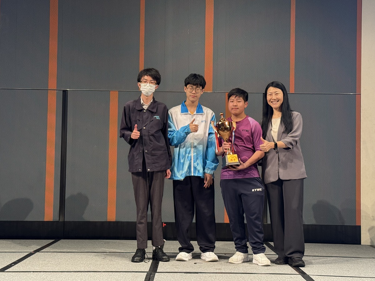 署理副數字政策專員（數字基建）胡曄（右一）與得獎者合照。