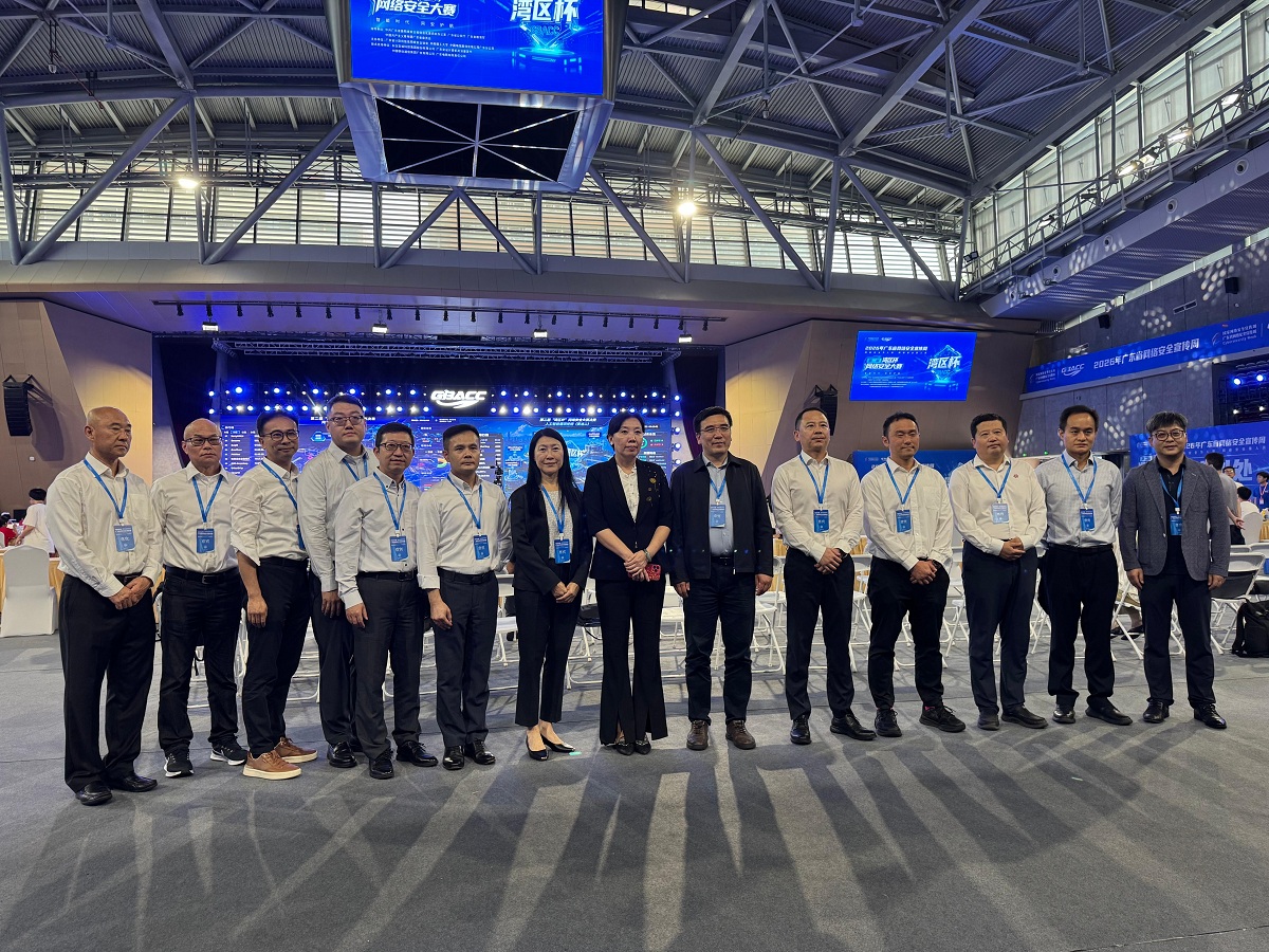署理副數字政策專員(數字基建)胡曄(左七)率領香港網絡安全業界代表團到廣州出席2026年廣東省網絡安全宣傳周活動。