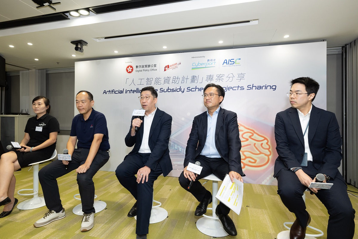 署理數字政策專員張宜偉(中)與其他嘉賓在問答環節回應傳媒提問。
