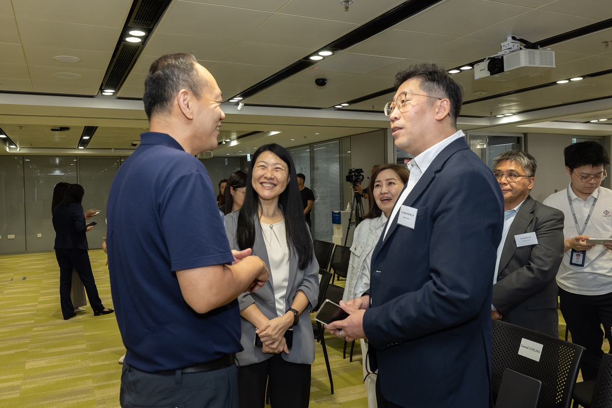 署理數字政策專員張宜偉(右三)、署理副數字政策專員(數字基建)胡曄(左二)與其他嘉賓交流。