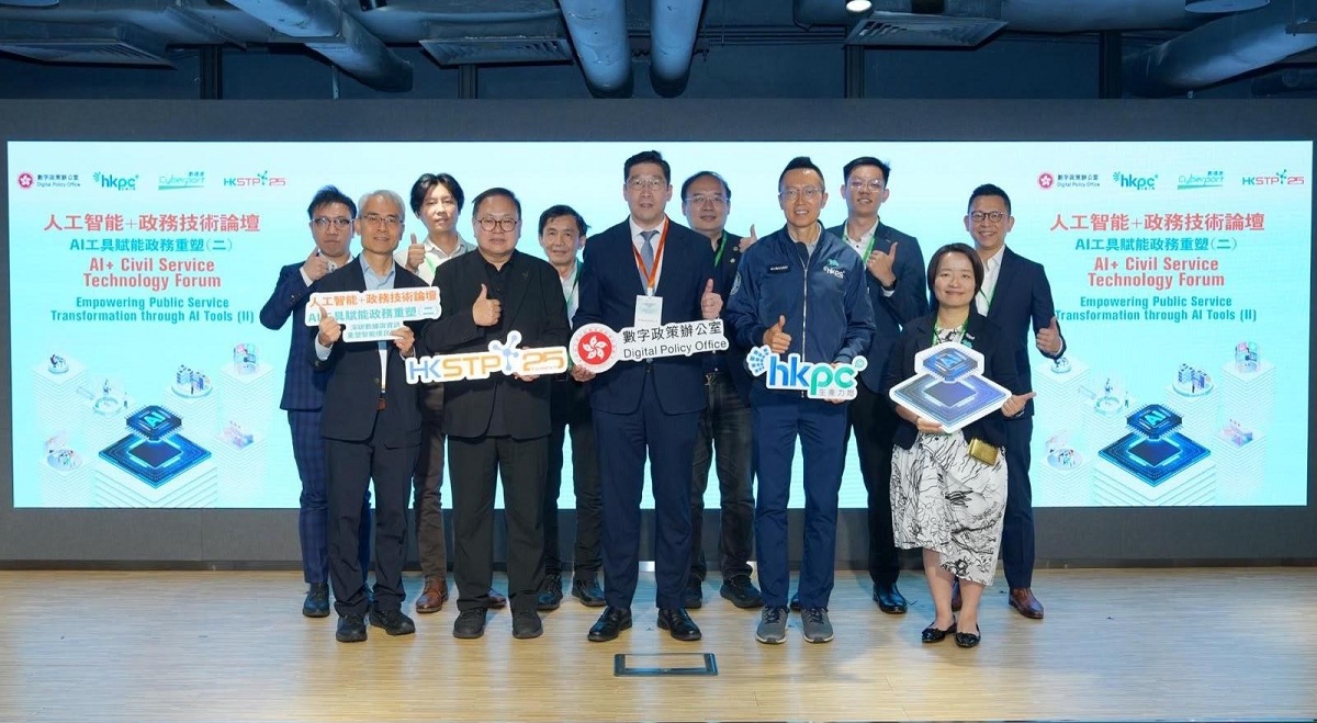 署理數字政策專員張宜偉(第一排中)在論壇上與一眾嘉賓及專家講者合照。