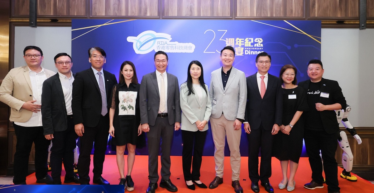 署理副數字政策專員(數字基建)胡曄(右五)、香港零售科技商會會長關秉源(右四)與一眾嘉賓於「香港零售科技商會23周年紀念晚宴」合照。